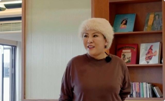 《一路繁花》的奶奶,年轻时蜂腰美背、酥胸长腿,个个撩人于无形