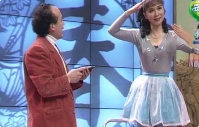 《一路繁花》的奶奶,年轻时蜂腰美背、酥胸长腿,个个撩人于无形