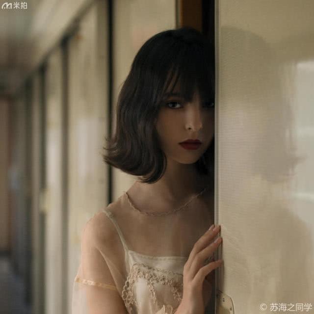 人像写真:火车上的短发少女,清纯可爱