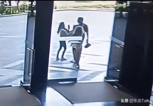 炸裂!中国美女在国外暴打2米高辱华老外,网友:老外说谢谢了吗
