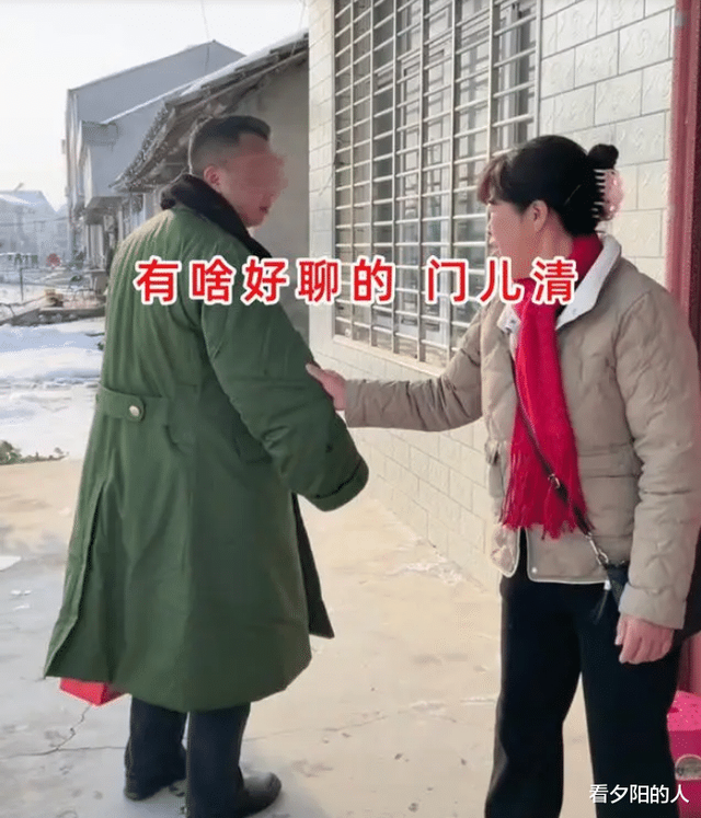 女子穿皮裤和露肩装相亲,男子一看竟是老熟人,直接掉头就走!