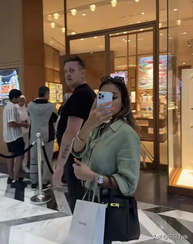 炸裂!中国美女在国外暴打2米高辱华老外,网友:老外说谢谢了吗