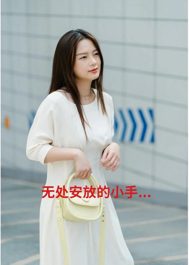 “渣女站姿”火了!腰和屁股凹成90度,这谁顶得住呢