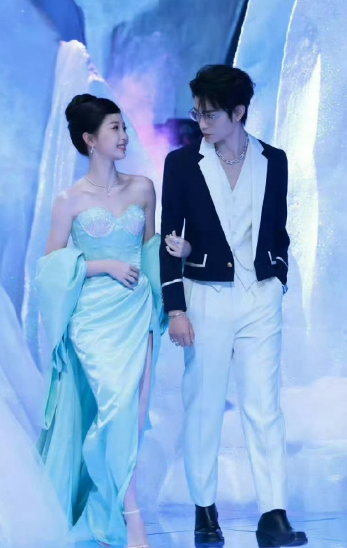 流鼻血还抢话筒,两个女星当众亲吻,只有赵丽颖C位压轴很安心