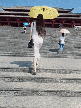妹子身穿包臀裙,黑丝,高跟鞋去爬山,真的不会累脚么