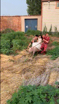 女子穿皮裤和露肩装相亲,男子一看竟是老熟人,直接掉头就走!