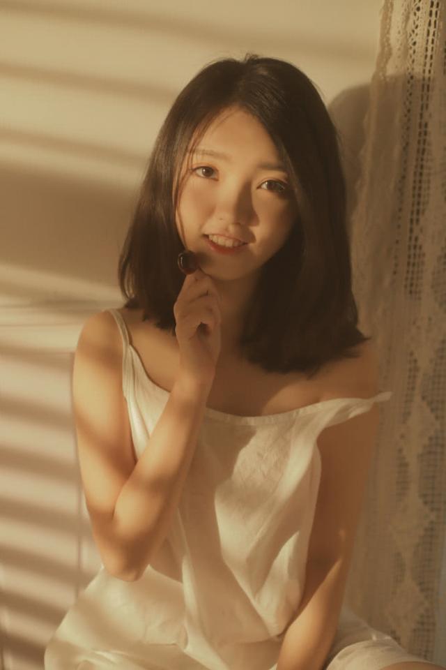 少女身穿吊带拍私房,清纯又撩人