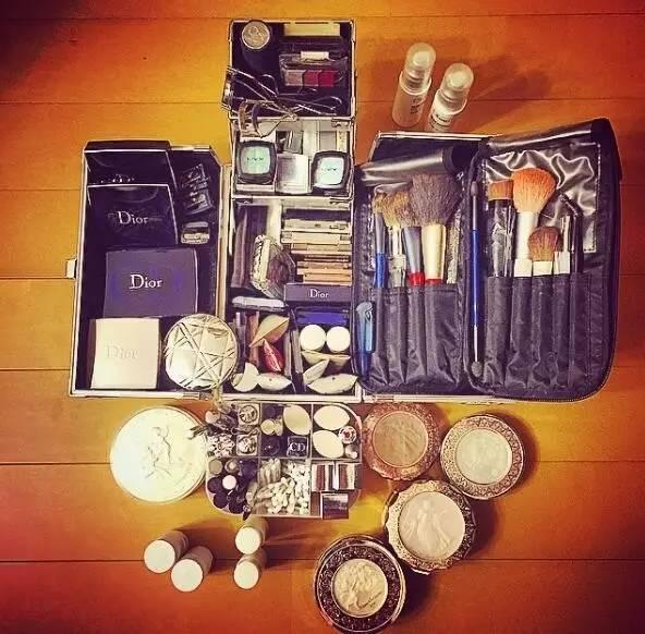 日本妹子超强化妆品收纳术!终于又能看见我的梳妆台了……