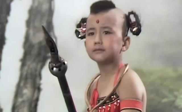 韩女团造型太辣眼:反穿开裆裤,男士内裤当抹胸,还有葫芦娃套装