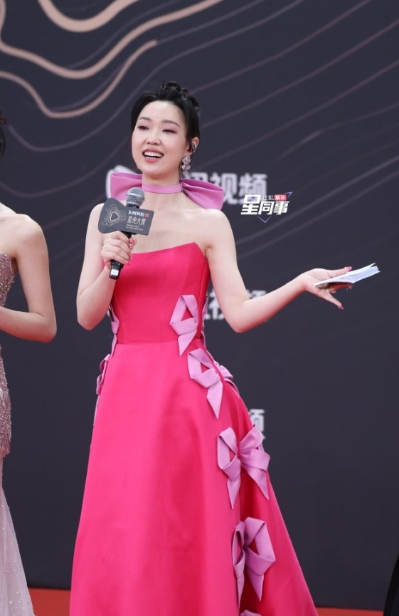 流鼻血还抢话筒,两个女星当众亲吻,只有赵丽颖C位压轴很安心