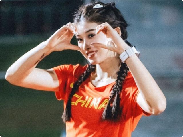 被T台秀的吴艳妮惊艳,运动文胸遮不住好身材,裸露腹肌太抢镜
