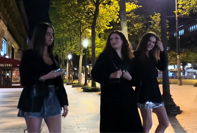 巴黎街拍像内衣走秀现场,个个丰乳肥臀,网友:真人版的法国火腿
