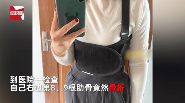 女子睡觉被145斤丈夫压得胸部疼,就医一查竟断了2根肋骨