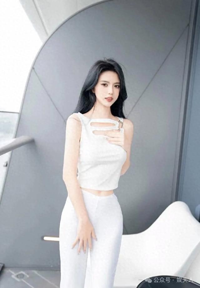 美女模特浅浅,水蛇腰、蜜桃臀,高跟大长腿,白嫩性感还甜美