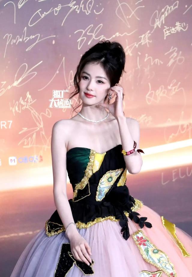 北京这一天,被笑不露齿的赵丽颖惊艳,身材性感苗条艳压群芳