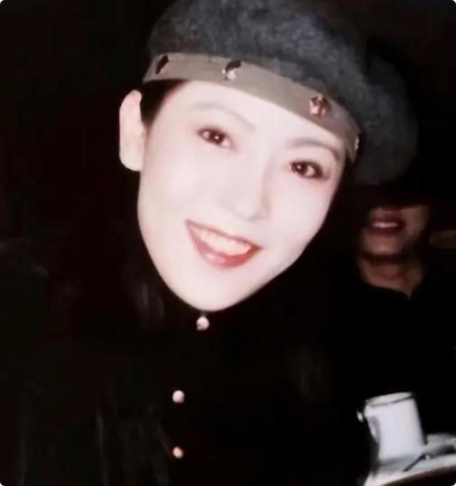 《一路繁花》的奶奶,年轻时蜂腰美背、酥胸长腿,个个撩人于无形