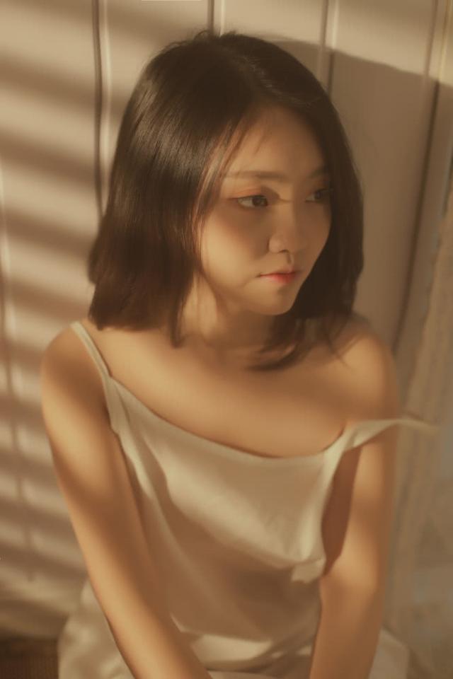 少女身穿吊带拍私房,清纯又撩人