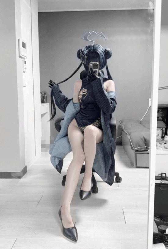 美女COS《绝区零》鲨鱼妹艾莲:娇小可爱黑丝吸睛