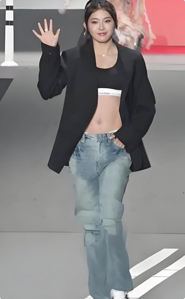 被T台秀的吴艳妮惊艳,运动文胸遮不住好身材,裸露腹肌太抢镜