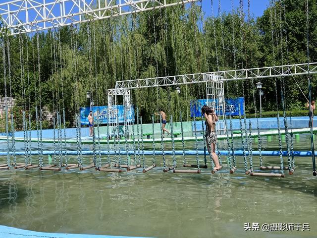身穿黑色性感泳衣美女挑战闯关游戏,闯关成功玩自拍