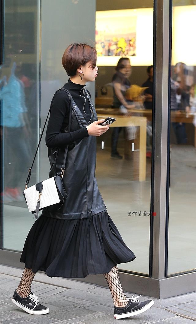街拍:穿黑丝,这些美女偏爱渔网袜