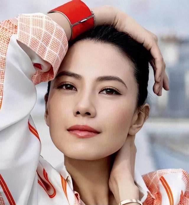 “小方脸”才是真抗老,这些拒绝“削骨”女明星,岁数越大越好看
