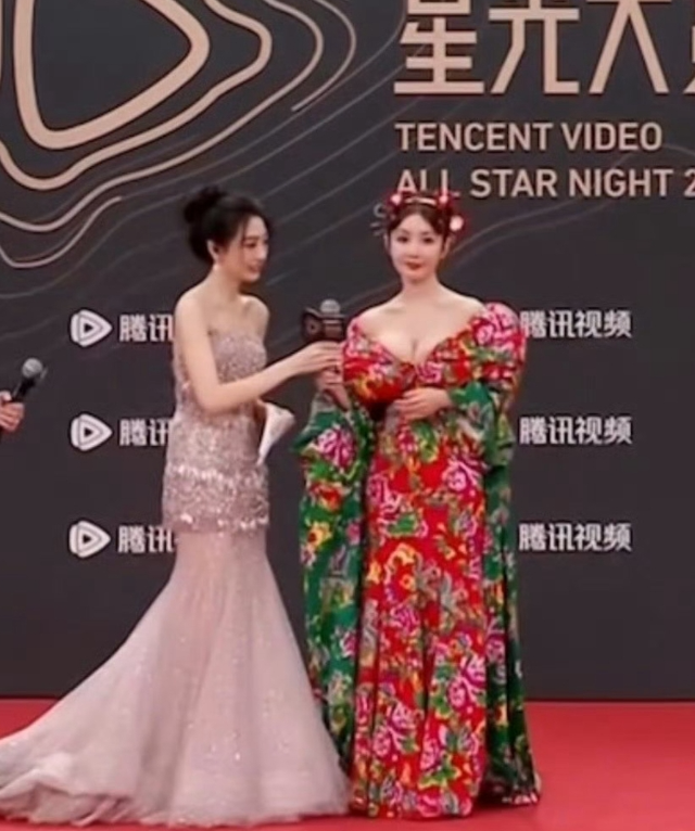 流鼻血还抢话筒,两个女星当众亲吻,只有赵丽颖C位压轴很安心
