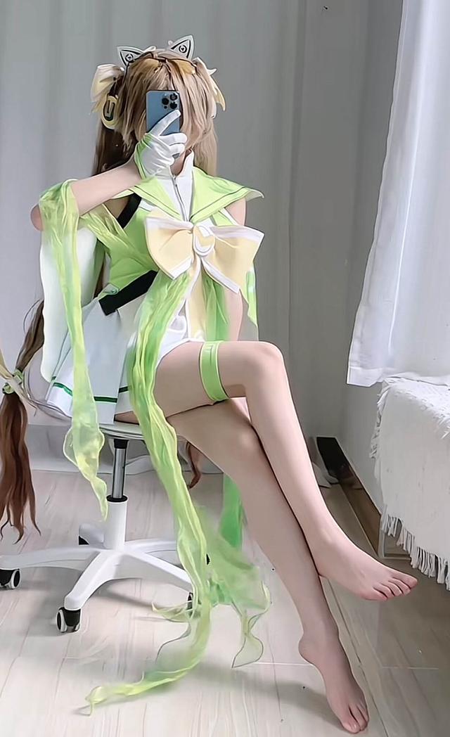 全网身材最好的大乔,身穿白色短裙,脚穿丝袜,身材巨好