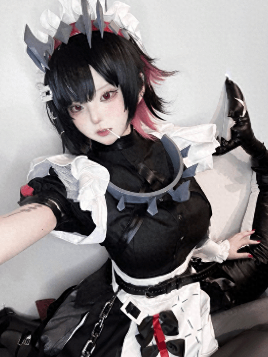 美女COS《绝区零》鲨鱼妹艾莲:娇小可爱黑丝吸睛