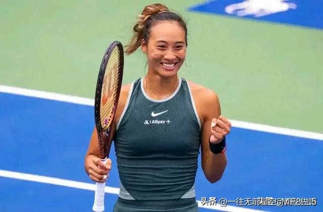 郑钦文录采访被李娜猛拍臀部,撇嘴尬笑变夹子音,网友:硬装熟人