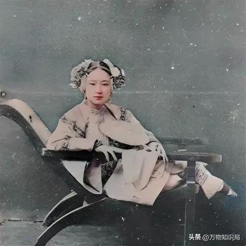 1834年,晚清美女被卖到美国,身着旗袍露出小脚,25美分随意观看