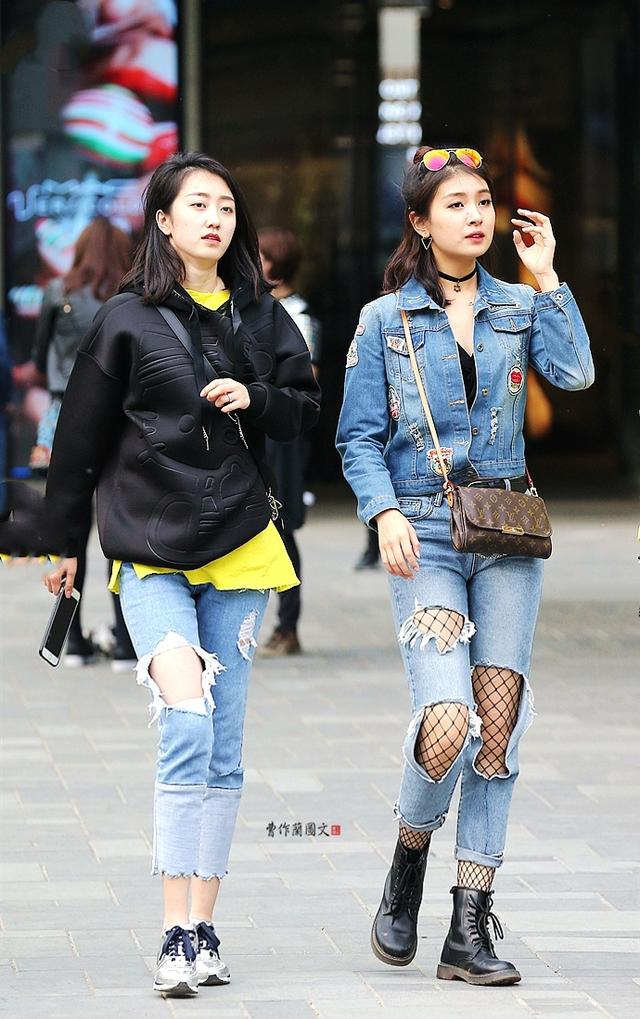 街拍:穿黑丝,这些美女偏爱渔网袜