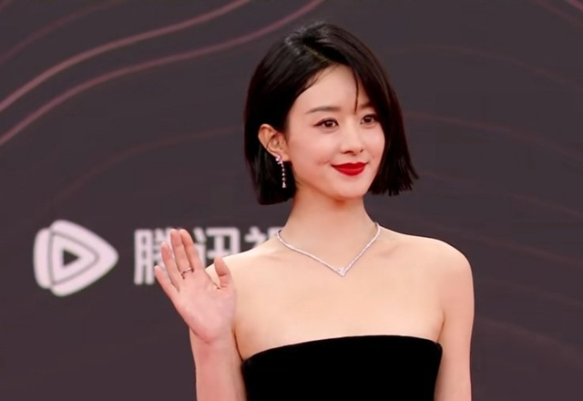 流鼻血还抢话筒,两个女星当众亲吻,只有赵丽颖C位压轴很安心