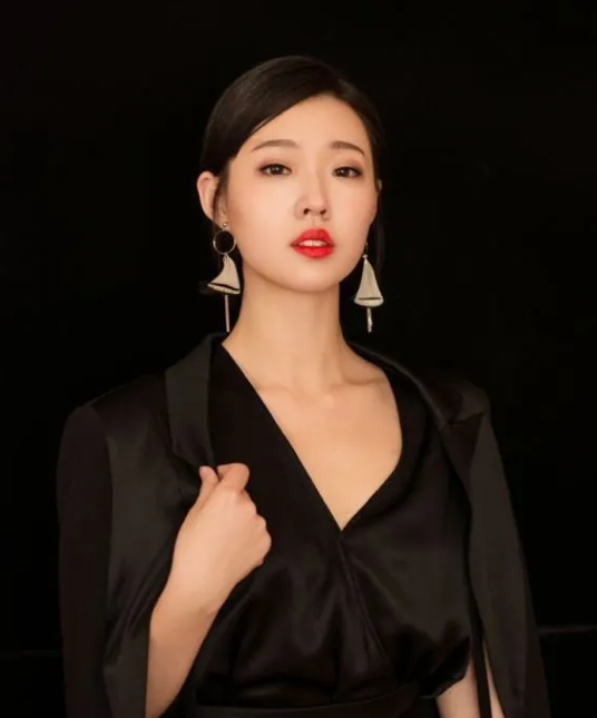 流鼻血还抢话筒,两个女星当众亲吻,只有赵丽颖C位压轴很安心