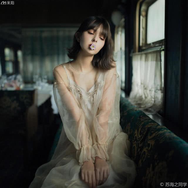 人像写真:火车上的短发少女,清纯可爱