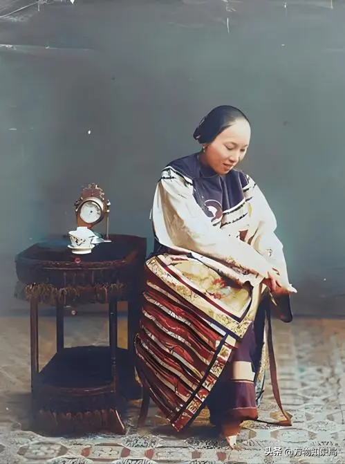 1834年,晚清美女被卖到美国,身着旗袍露出小脚,25美分随意观看