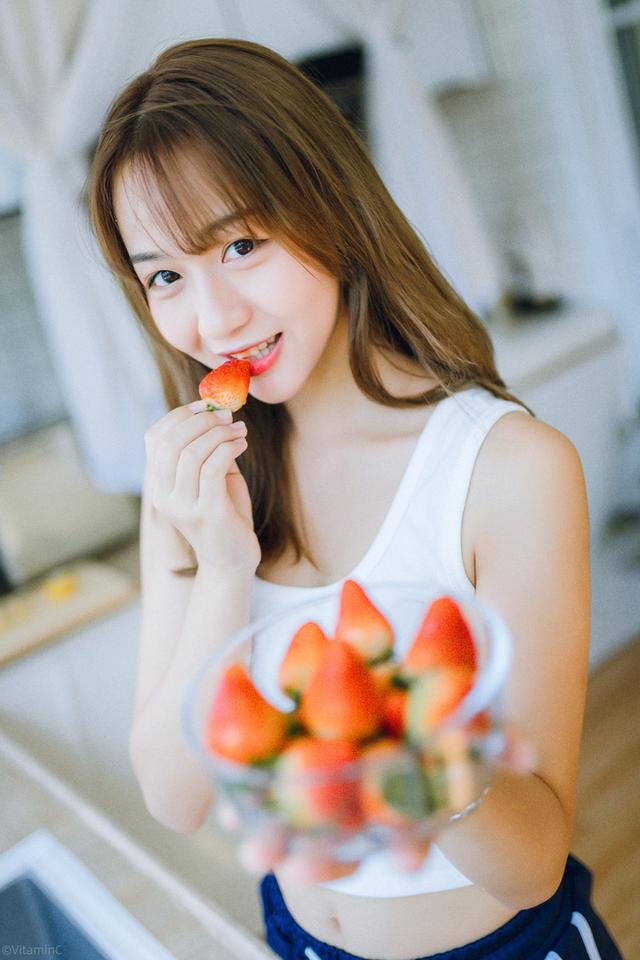 魔鬼身材美女姐姐,请吃柠檬和草莓