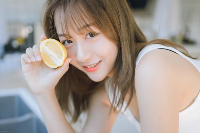 魔鬼身材美女姐姐,请吃柠檬和草莓