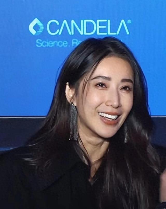 隋棠43岁逆生长！三娃辣妈惊艳亮相，粉丝直呼：永远的女神