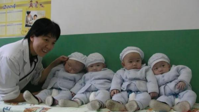 03年湖南产妇生下4胞胎,针管灌奶艰难存活,18年后全部金榜题名