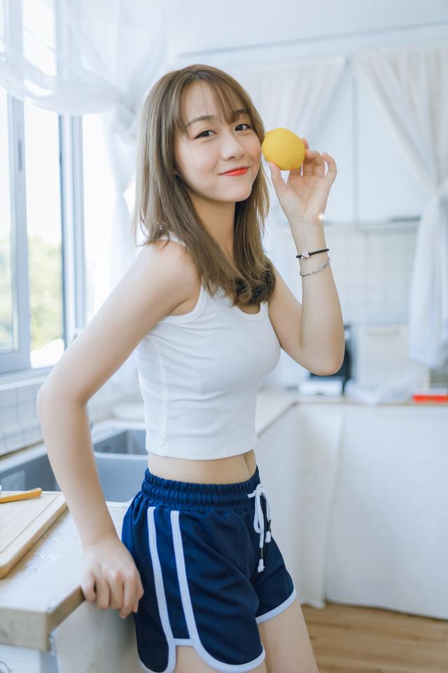 魔鬼身材美女姐姐,请吃柠檬和草莓