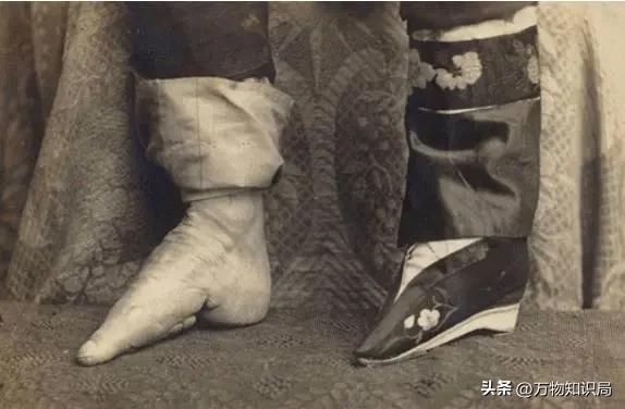 1834年,晚清美女被卖到美国,身着旗袍露出小脚,25美分随意观看