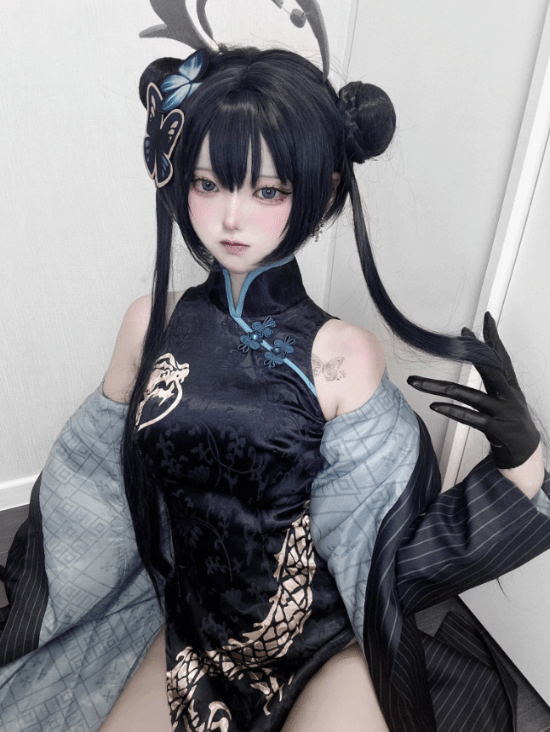 美女COS《绝区零》鲨鱼妹艾莲:娇小可爱黑丝吸睛