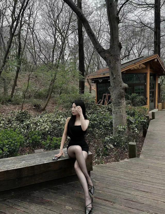 妹子身穿包臀裙,黑丝,高跟鞋去爬山,真的不会累脚么