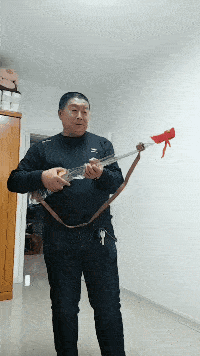 妹子身穿包臀裙,黑丝,高跟鞋去爬山,真的不会累脚么