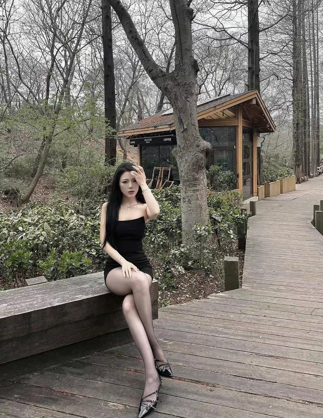 妹子身穿包臀裙,黑丝,高跟鞋去爬山,真的不会累脚么