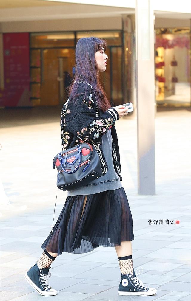 街拍:穿黑丝,这些美女偏爱渔网袜
