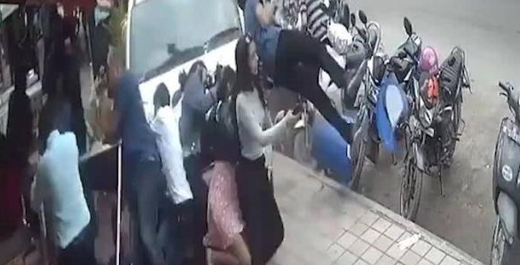 吓人!司机醉酒开车冲上人行道,长腿美女来不及反应就被撞飞