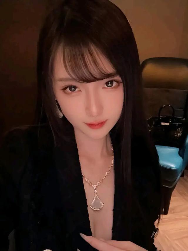 美女主播腐团儿,黑丝美腿,尽显身材,高冷御姐!