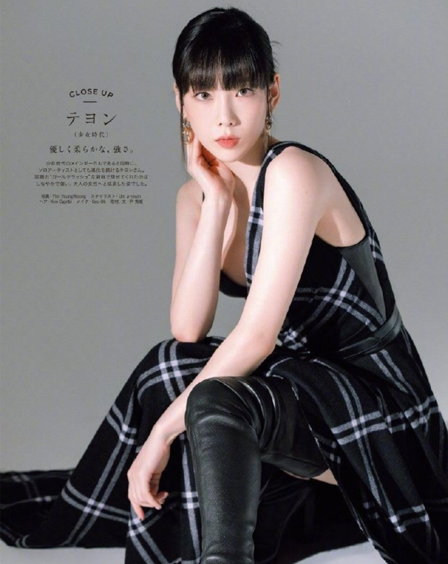 韩女团成员金泰妍大片曝光,吊带深V性感秀锁骨,露香肩眼神撩人